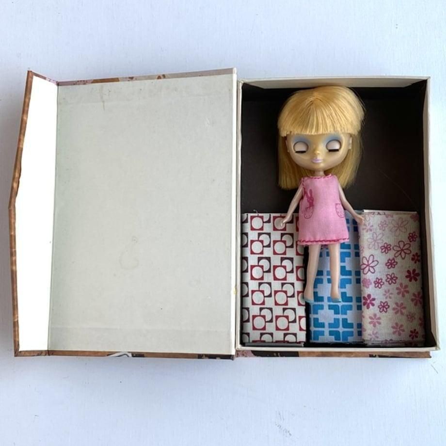 ブライス大型ドールケース花柄 プチブライスドールとレトロ柄布セット