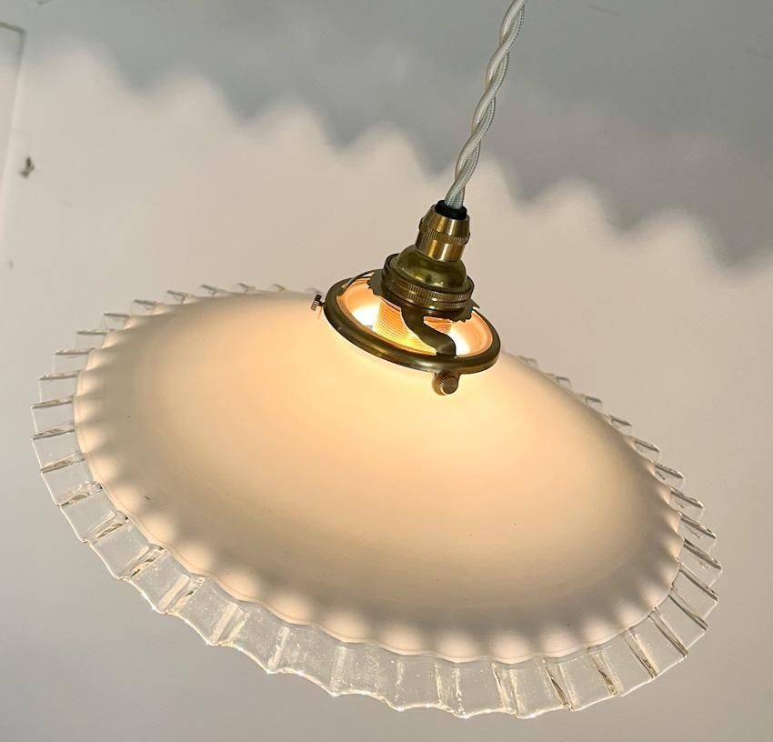 フランス製ミルクガラスフリルランプシェード