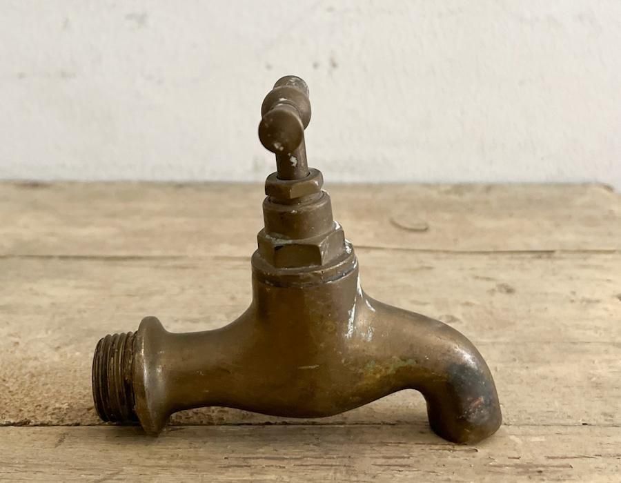フランス製アンティーク真鍮給水蛇口の魅力