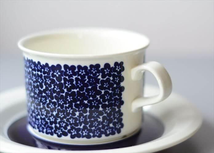 【正真正銘！新品未使用】ARABIA フィンランド製 ブルー花柄皿　ヴィンテージ ARABIA アラビア フィンフラワー コバルトブルー 花柄 ティーカップ