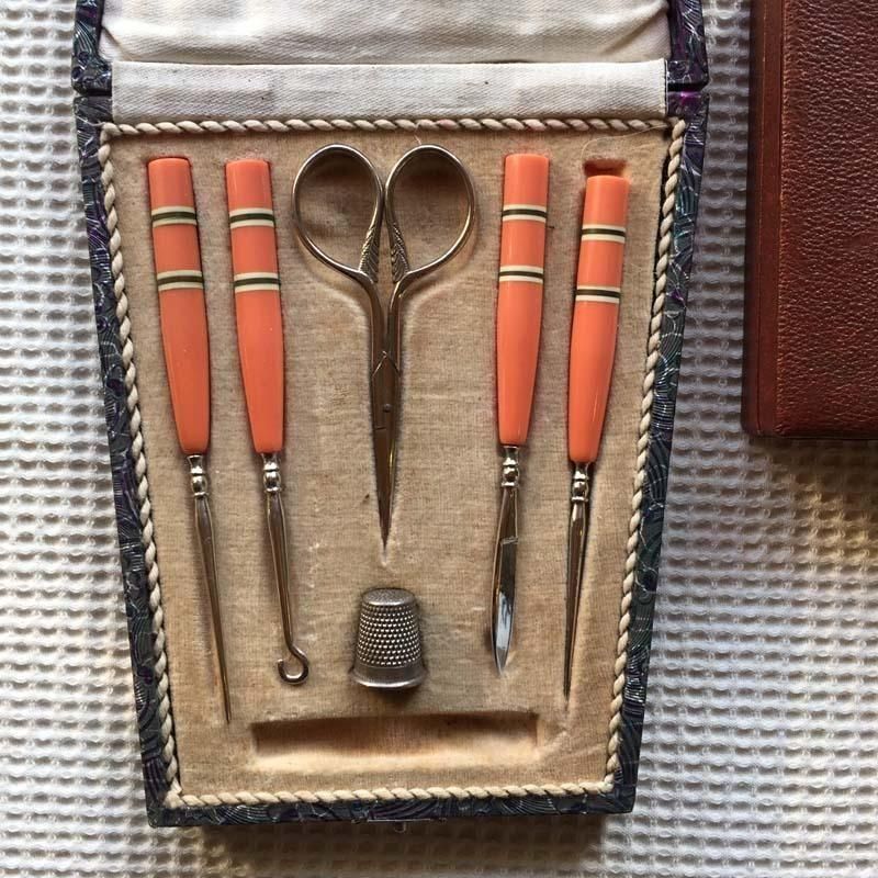 アールデコのコーラル×黒ストライプ裁縫セット