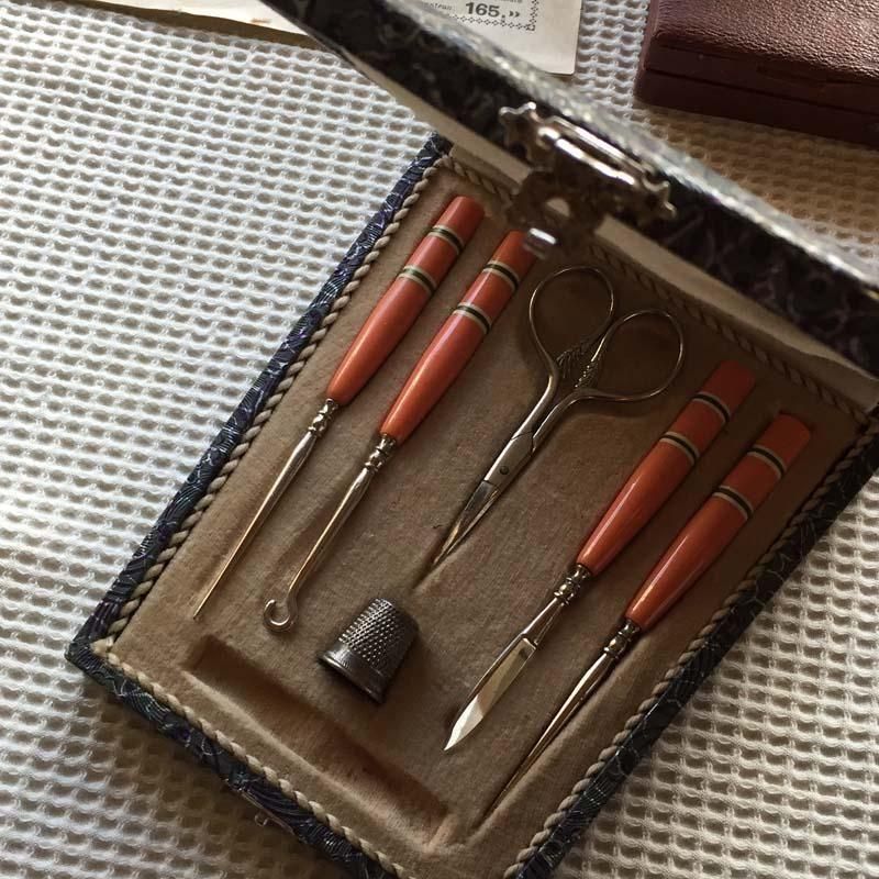 アールデコのコーラル×黒ストライプ裁縫セット