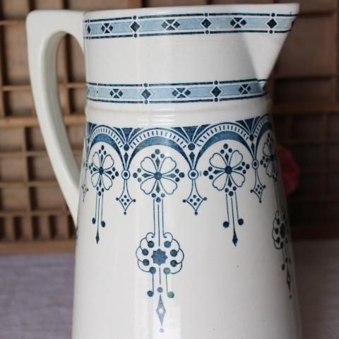 フランス製アンティーク洗面用ジャグの存在感