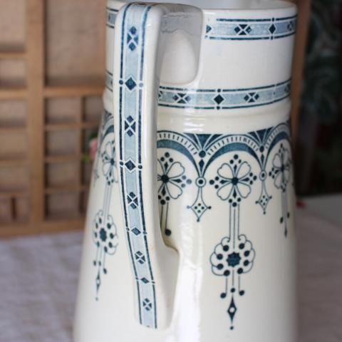 フランス製アンティーク洗面用ジャグの存在感