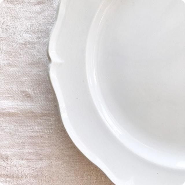 フランス直輸入 透き通る美しさ ペールブルー 花リム 平皿