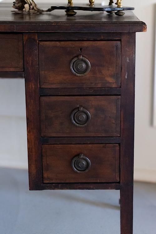 イギリス製アンティークデスク、スマートな収納力