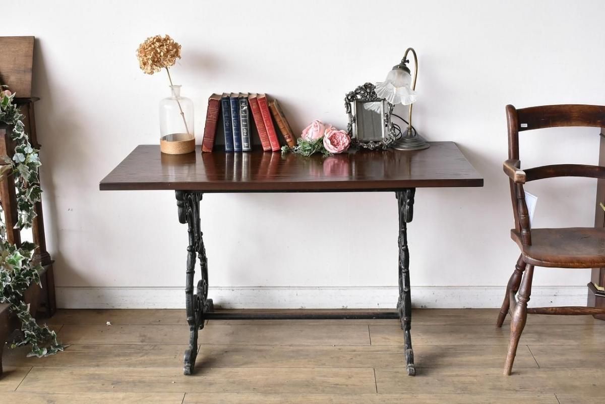 英国製1920年代のオークテーブル｜重厚なアイアン脚が魅力
