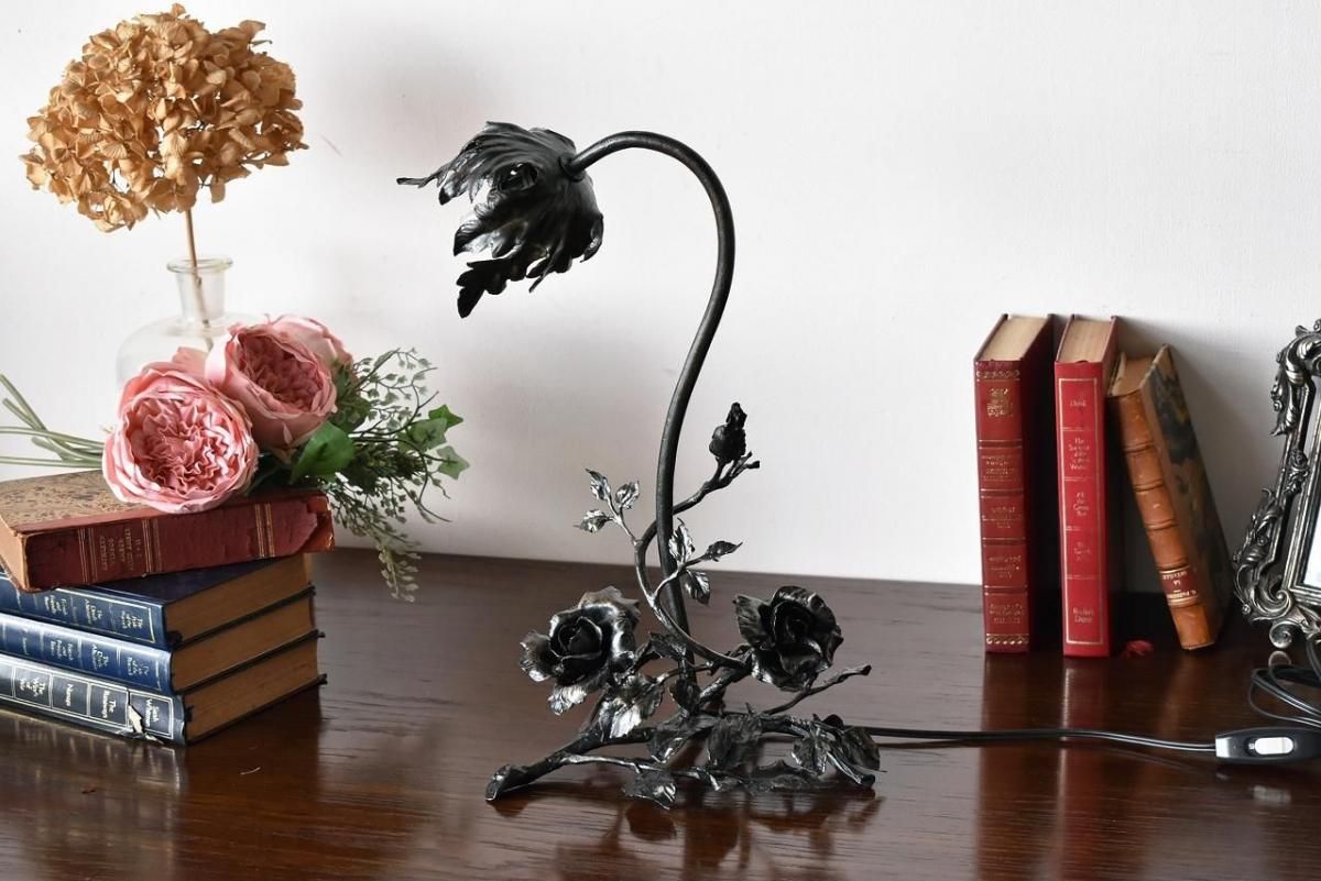 再入荷アイテム バラの花があしらわれた1灯式アイアンスタンドランプ【sl131-1 スチールラック・メタルラック