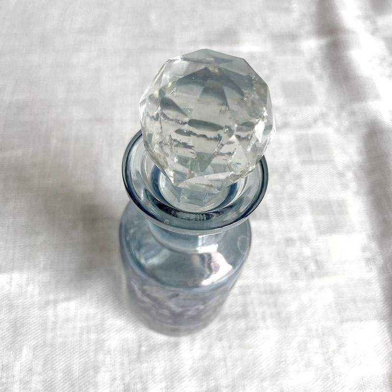 美品 1901年製 英国製◆蓋の下側純銀製 瓶は切子 多面カット蓋付小瓶/香水瓶 パールブルーの植物エッジング 香水瓶 （小）
