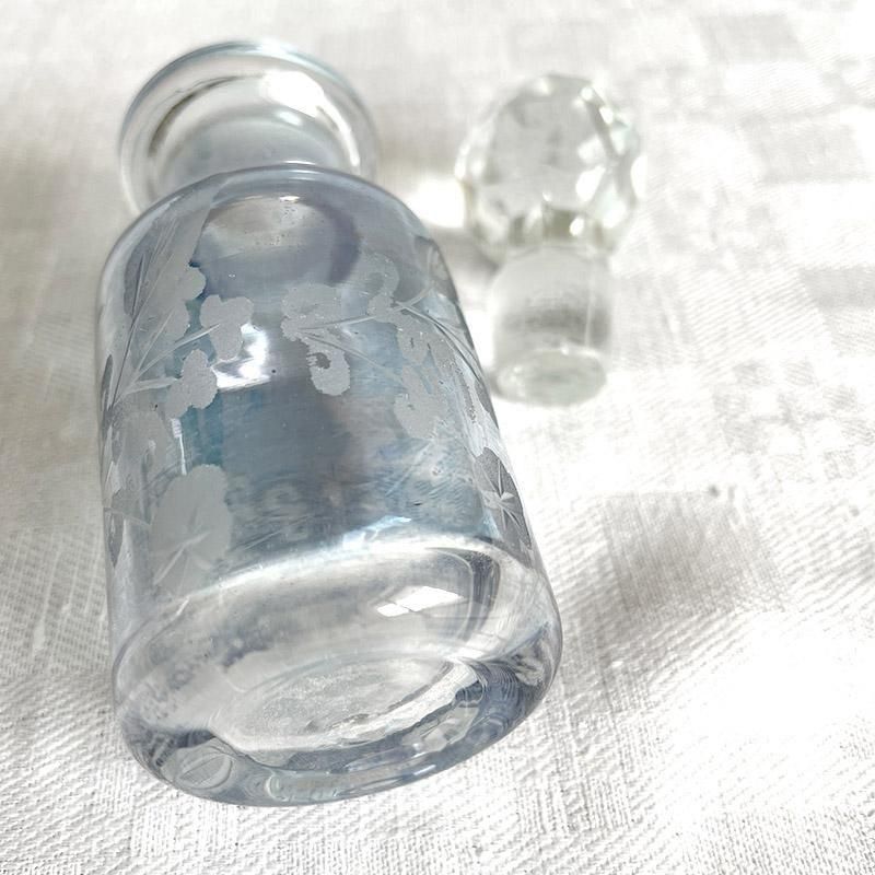 美品 1901年製 英国製◆蓋の下側純銀製 瓶は切子 多面カット蓋付小瓶/香水瓶 パールブルーの植物エッジング 香水瓶 （小）