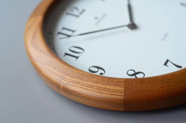 北欧　ドイツ製　オーク　楢無垢材　ユンハンス　壁掛け　時計　ウォール　クロック オーバル壁掛け時計・青いウォールクロック / Junghans