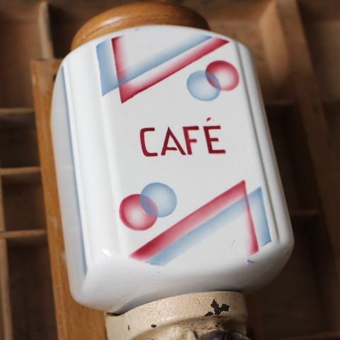 フランス製1930年代壁掛けコーヒーミルのエレガントな存在感