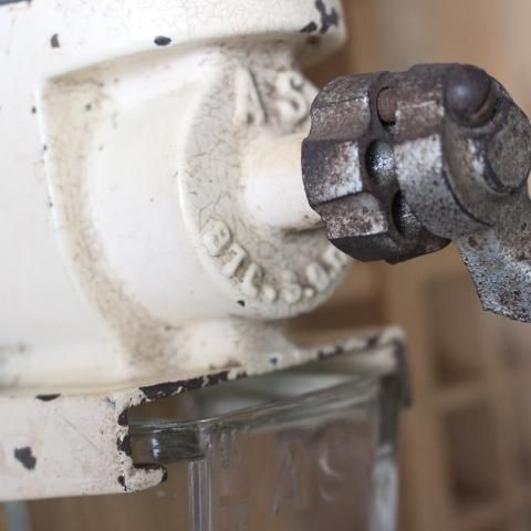 フランス製1930年代壁掛けコーヒーミルのエレガントな存在感