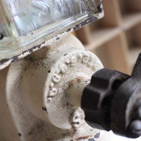 フランス製1930年代壁掛けコーヒーミルのエレガントな存在感