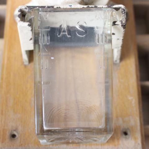 フランス製1930年代壁掛けコーヒーミルのエレガントな存在感