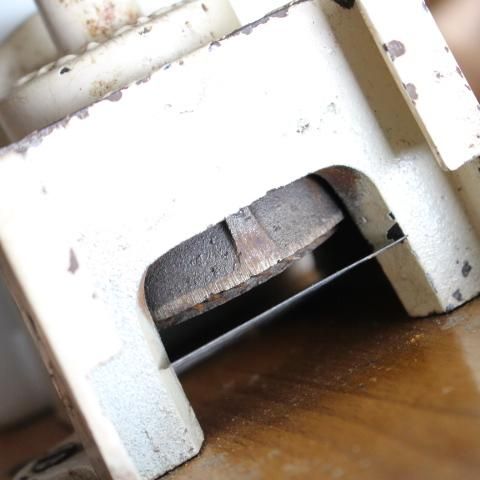 フランス製1930年代壁掛けコーヒーミルのエレガントな存在感