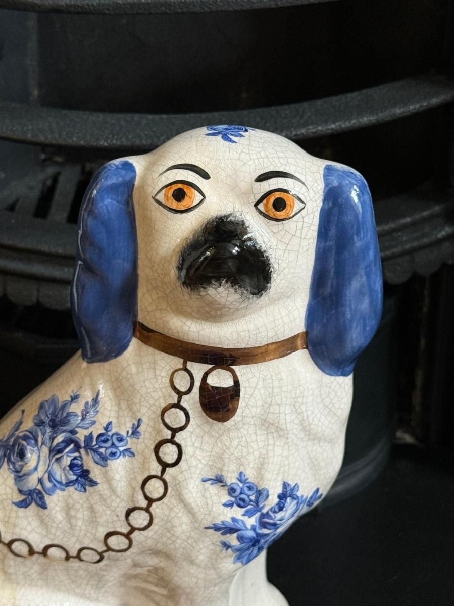 ウィリアム・ケント社製、青い花柄のスタッフォードシャー・ドッグ