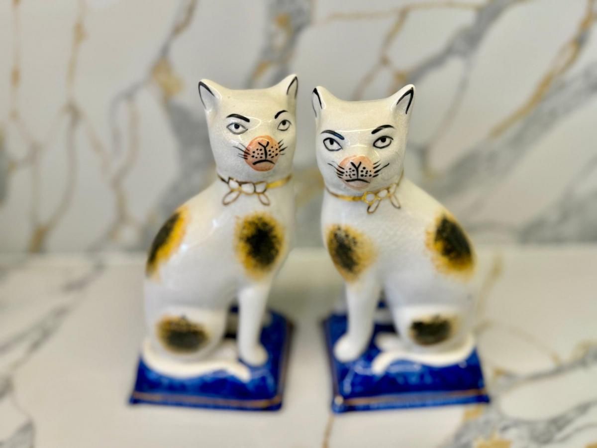 ヴィンテージ英国製スタッフォードシャー猫置物 薔薇柄