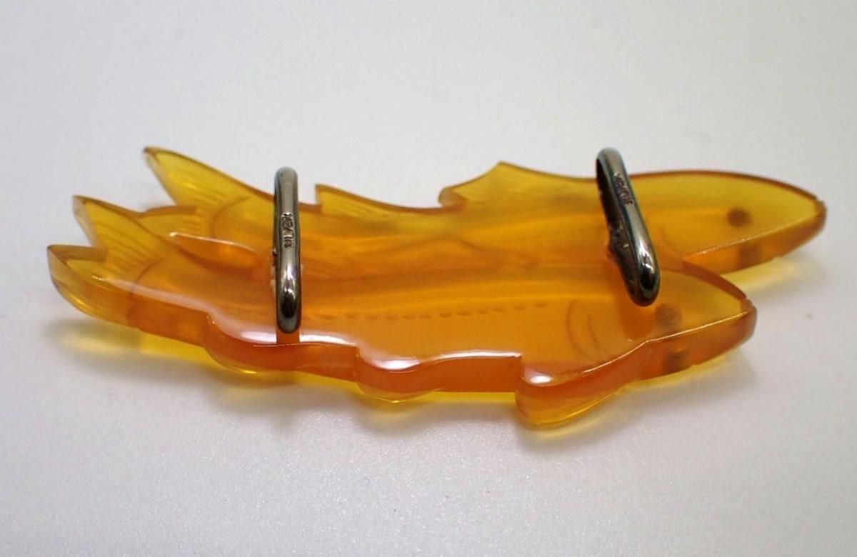 白甲「双鯉」帯留 アンティーク巻き尺