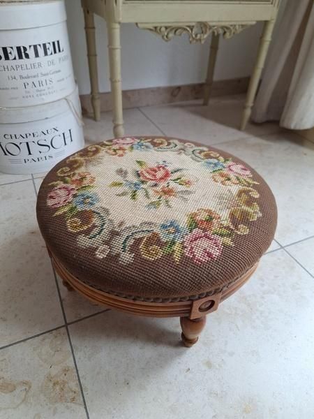 プチポワンの小さい丸椅子フットスツール ビスクドール撮影用など