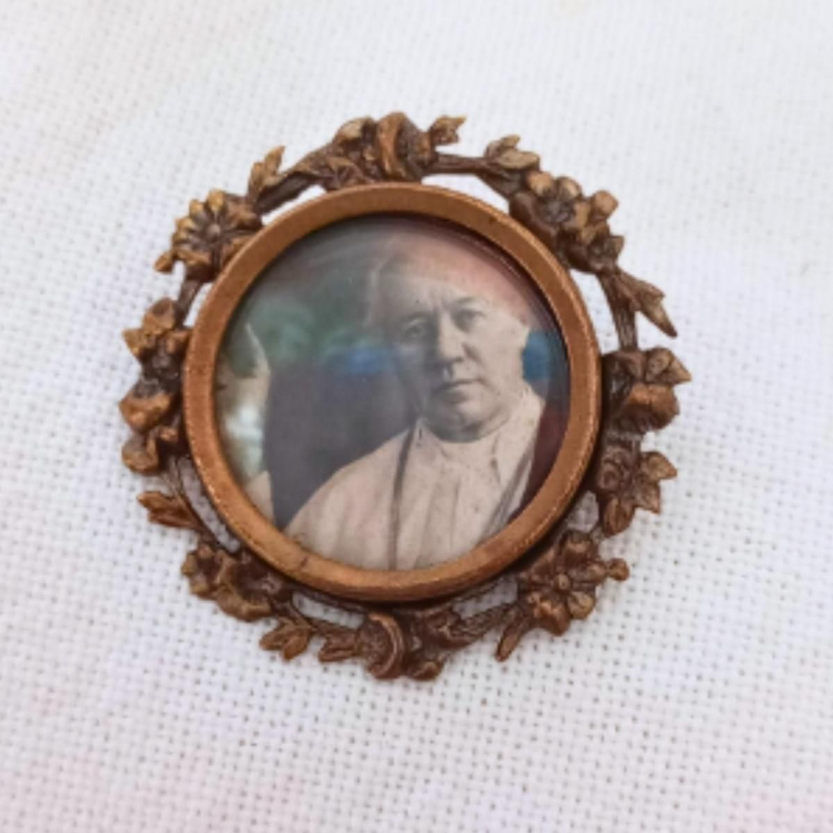アンティークなフランス製フォトフレームブローチ