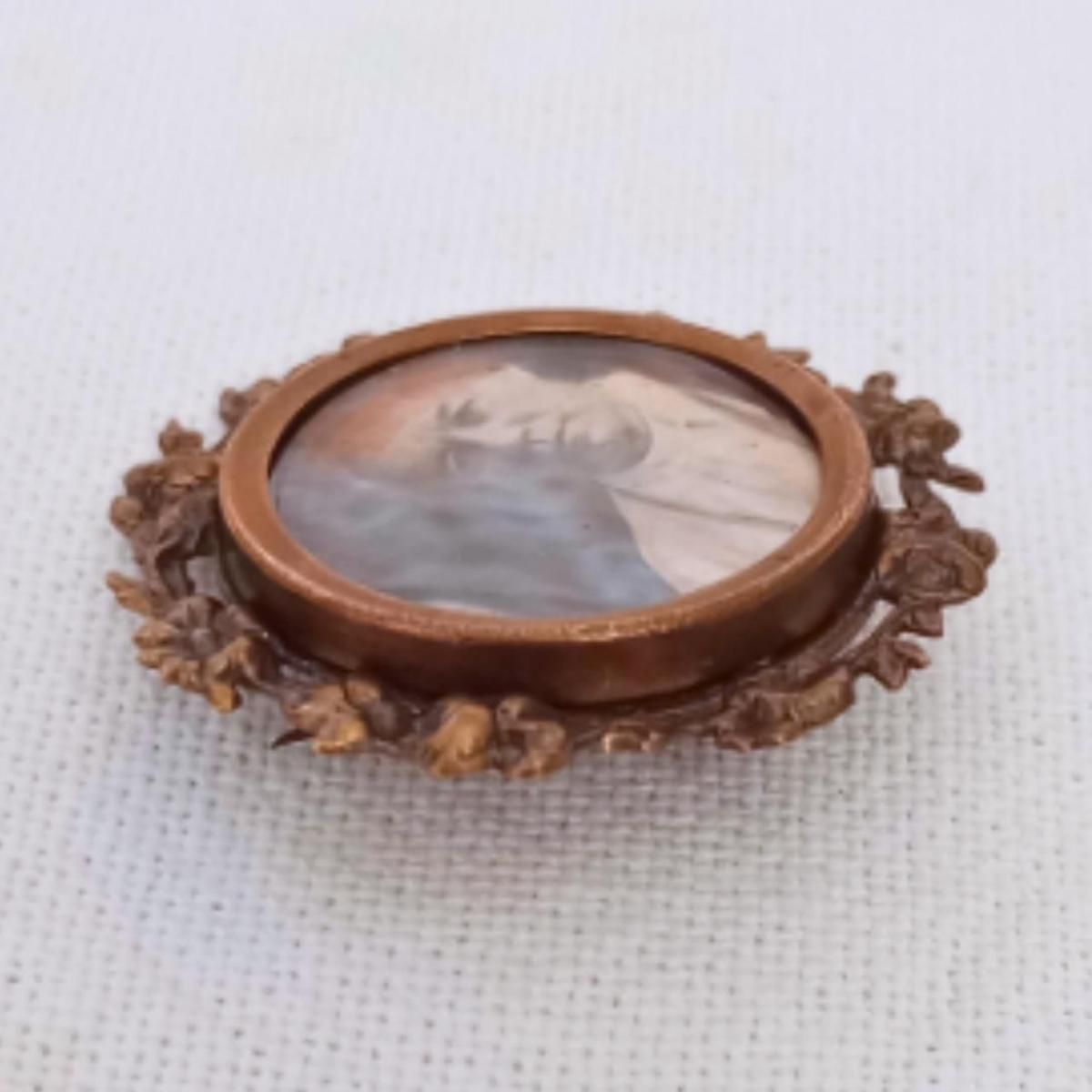 アンティークなフランス製フォトフレームブローチ