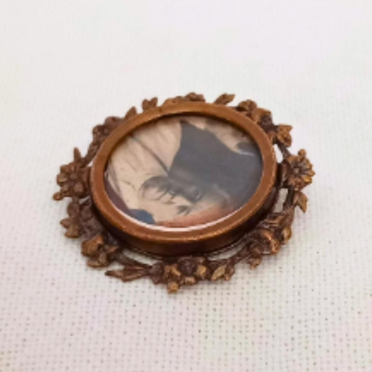 アンティークなフランス製フォトフレームブローチ