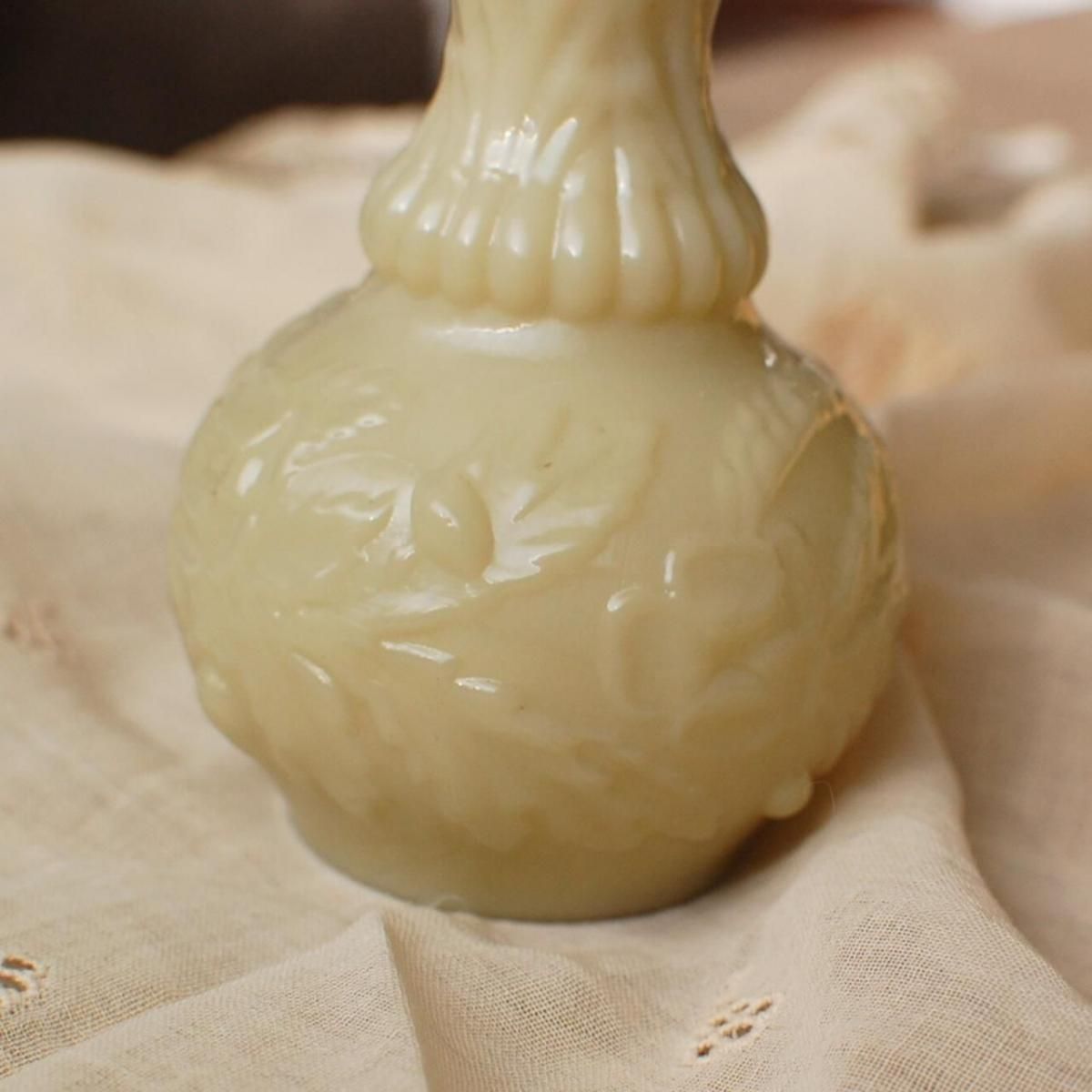 フランスアンティーク オパリンガラスの花瓶 フリル ツイスト