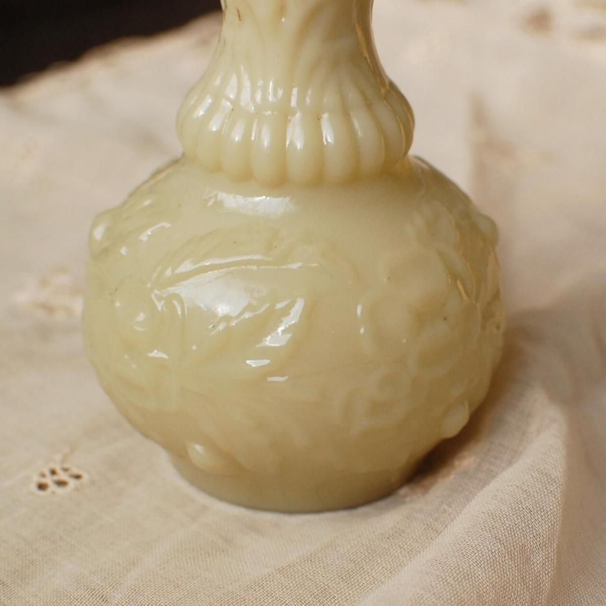 フランスアンティーク オパリンガラスの花瓶 フリル ツイストハンドル バスケット フランスアンティーク オパリンガラスの花瓶 フリル ツイスト