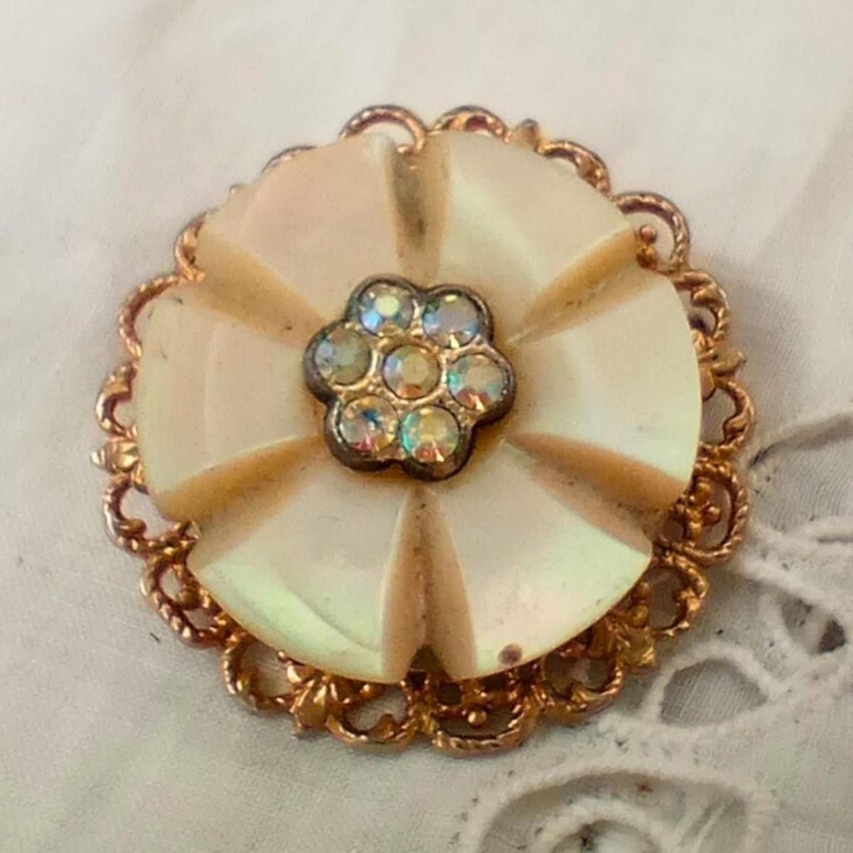 アンティークブローチ、フランス製品の可憐さ