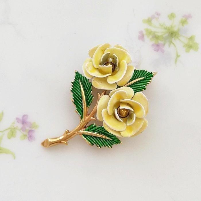 トリファリ製可愛らしいイエローエナメル薔薇ブローチ
