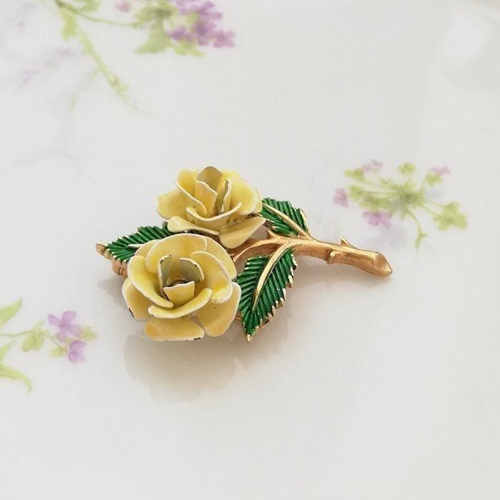 トリファリ製可愛らしいイエローエナメル薔薇ブローチ