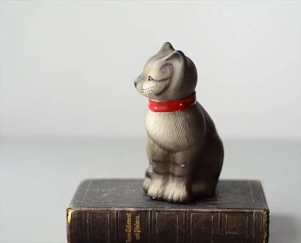 ドイツ製 赤いリボンのネコ 陶器フィギュア