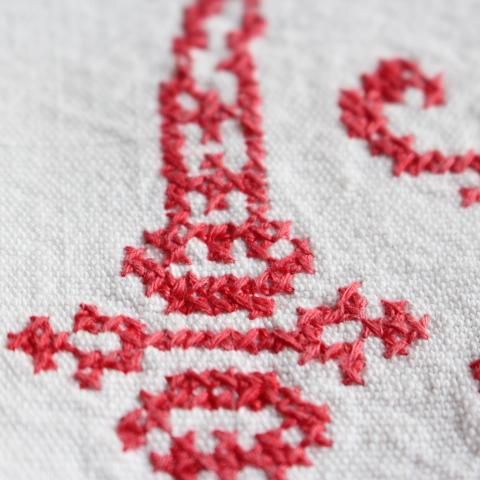 フランス製アンティークの素朴なイニシャル入りベットリネン