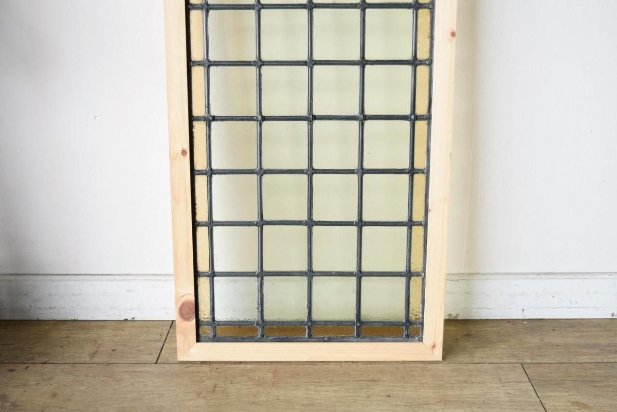 英国製1900年代のロングステンドグラス｜シンプルな武骨さを誇る