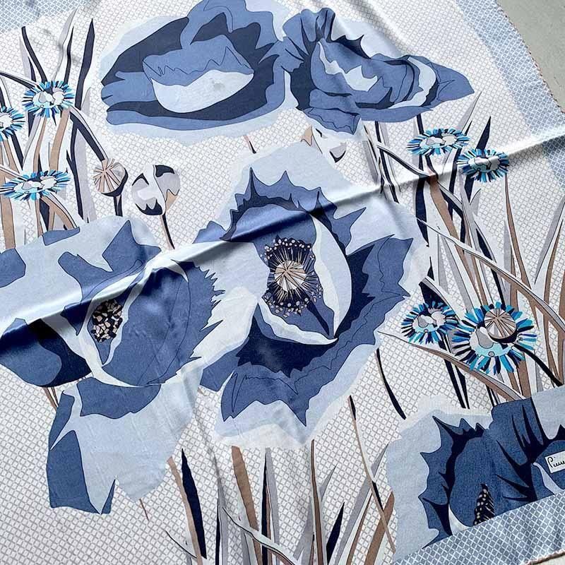 フランス製ピエール・カルダン青系大柄シルクスカーフ