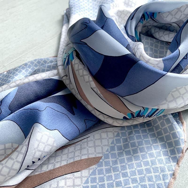 フランス製ピエール・カルダン青系大柄シルクスカーフ