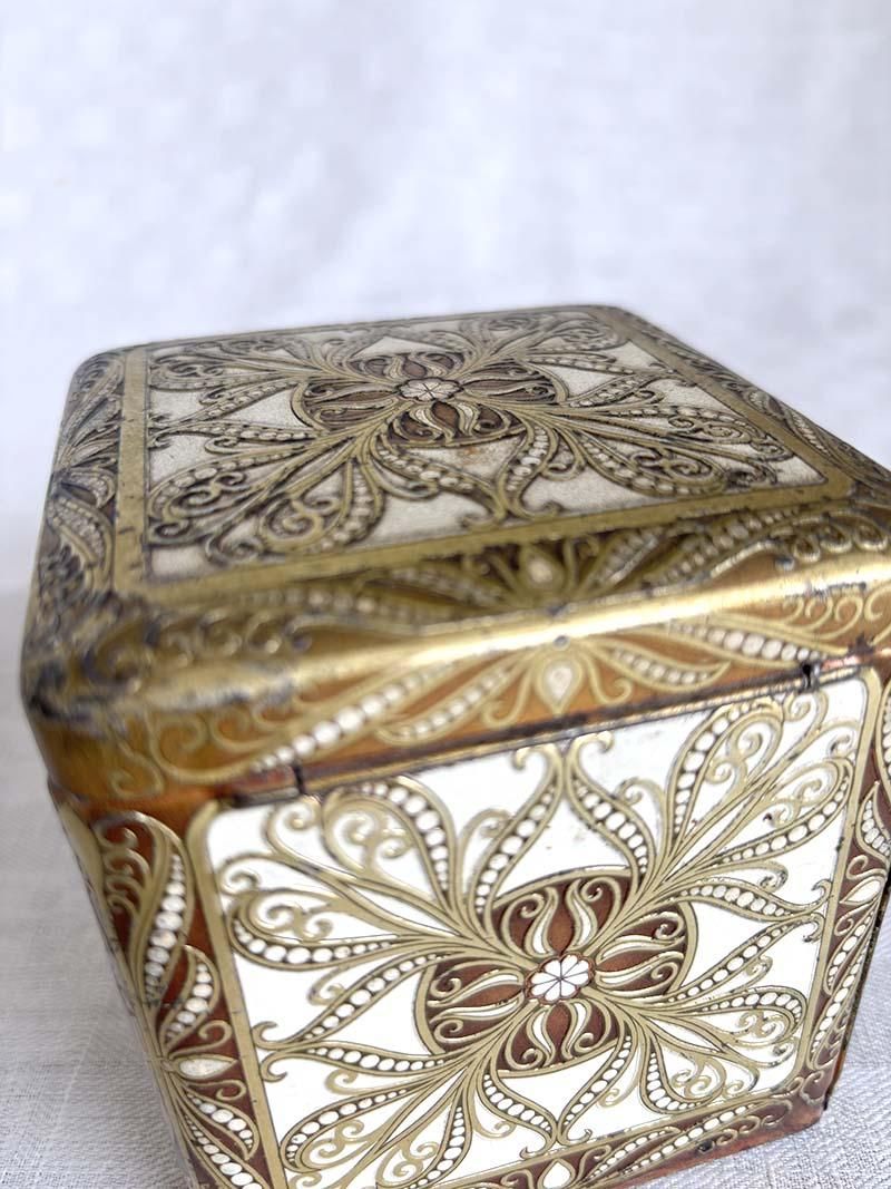 お茶の缶　描金 アンティーク 金彩のアラベスク模様 お茶缶 オリエンタル 華やかな植物デザイン