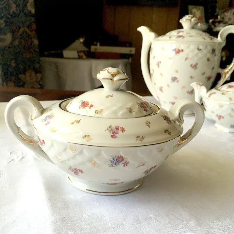 可憐な花柄のリモージュ シュガーポット