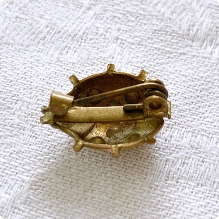 ヴィンテージブローチ　天然石付き　てんとう虫　幸運モチーフ フランス直輸入 てんとう虫モチーフ ヴィンテージブローチ