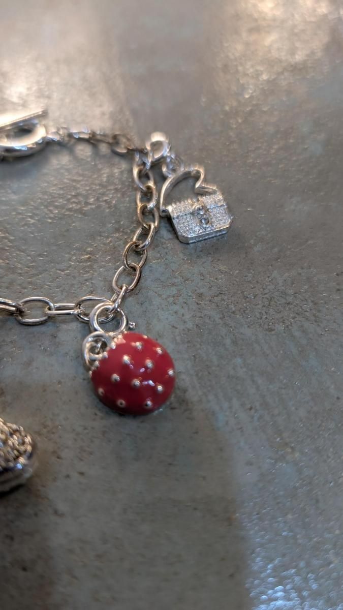英国ヴィンテージエイボンのポップなチャームブレスレット