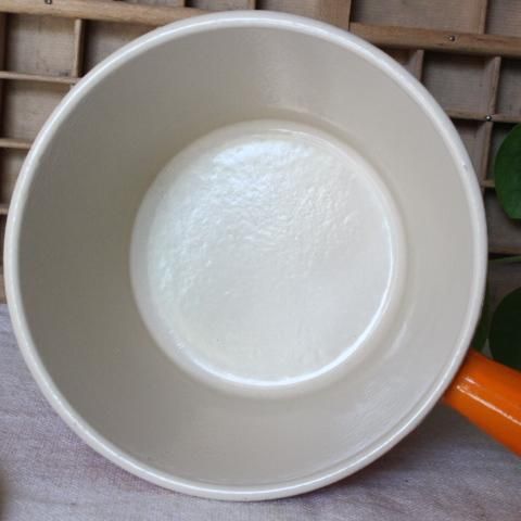 フランス製ヴィンテージルクルーゼの魅力的なポット