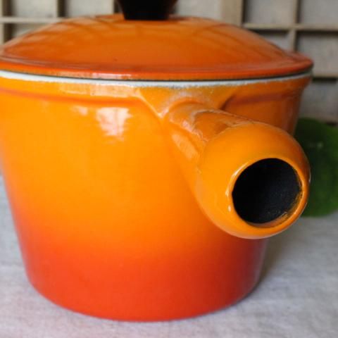 フランス製ヴィンテージルクルーゼの魅力的なポット