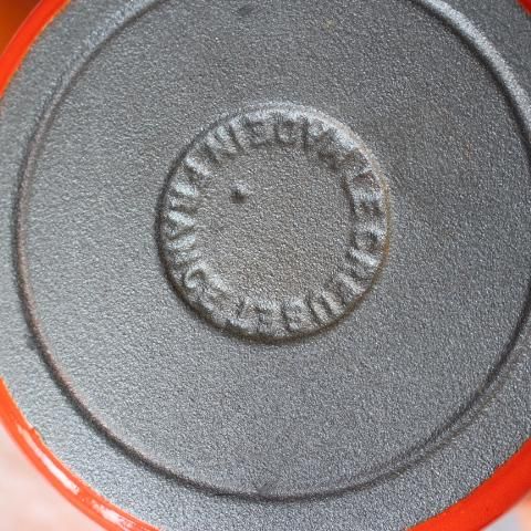 フランス製ヴィンテージルクルーゼの魅力的なポット