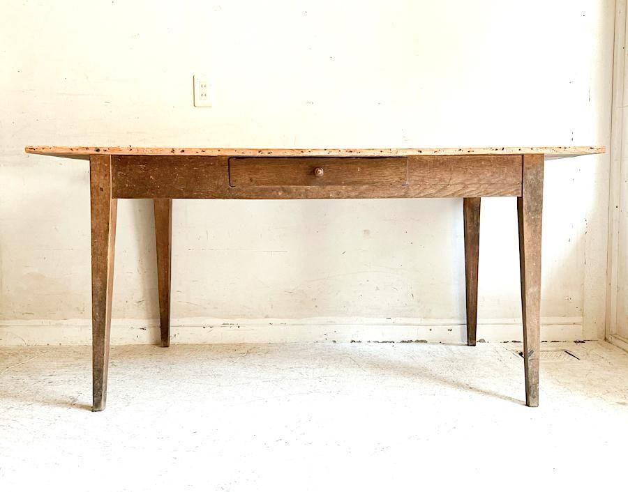 フランス製アンティークの重厚な無垢材テーブル