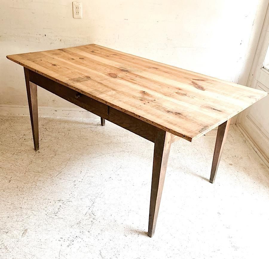 フランス製アンティークの重厚な無垢材テーブル