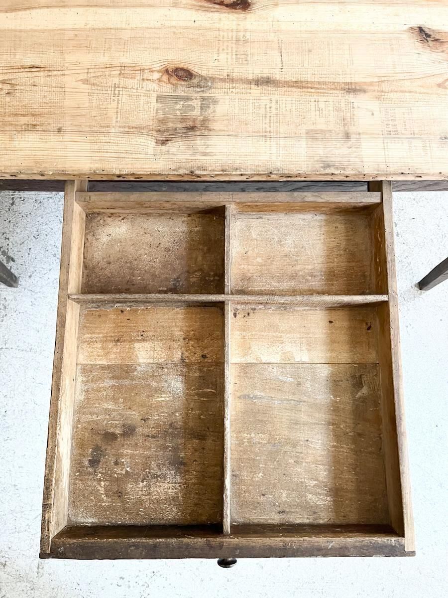 フランス製アンティークの重厚な無垢材テーブル