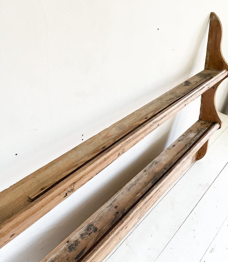 フランス製アンティークパインの壁付けシェルフ