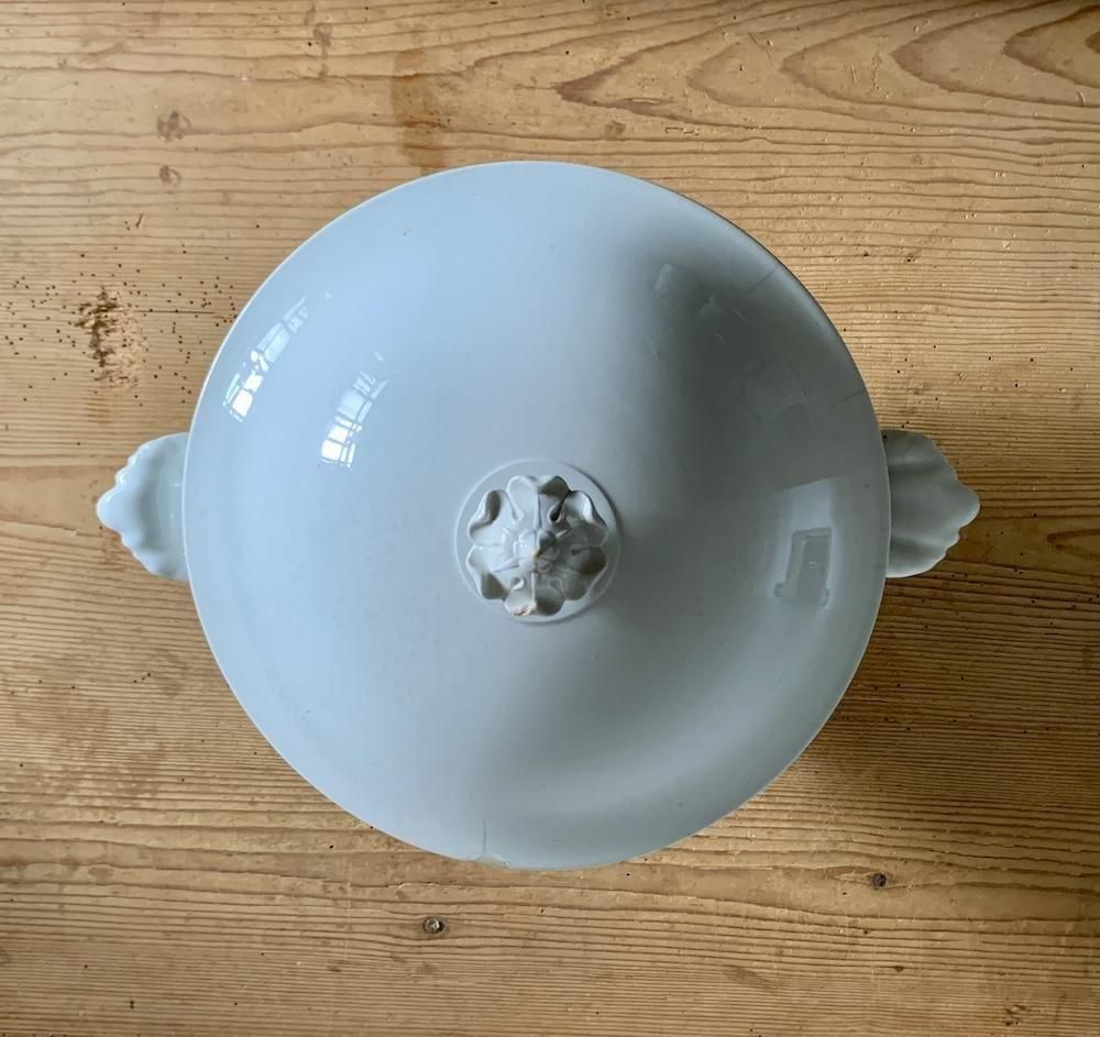 フランス製アンティーク陶器スーピエールの存在感
