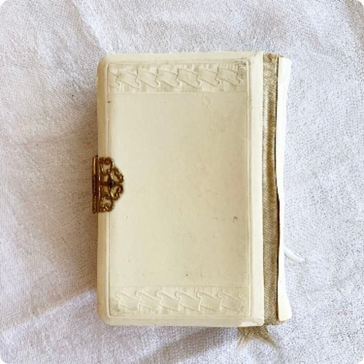 フランス直輸入の美しい聖書モチーフ 小ぶりなアンティークブック